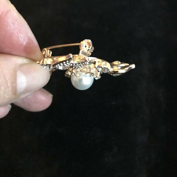 Vintage Style Brooch Antiqued Gold Tone Round Center Pearl Crystals - Picture 2 of 7